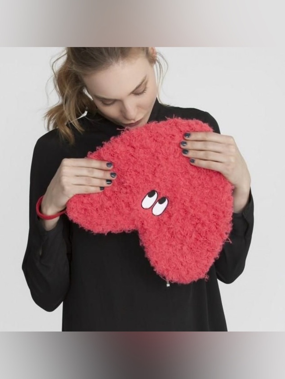 LAZY OAF Fluffy Heart Eyes Clutch